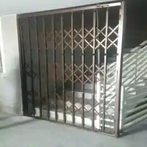 درب و حفاظ آکاردئونی نصب شده روی دیوار