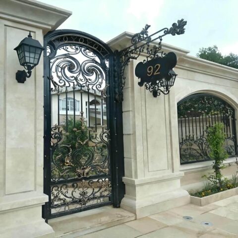 خرید درب پارکینگ فرفورژه با طراحی مدرن و مقاوم