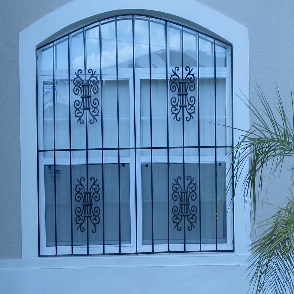 حفاظ پنجره در بندر انزلی