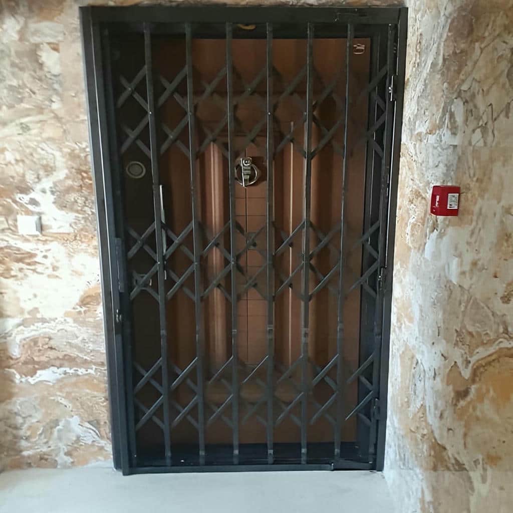 درب آکاردئونی در سقز