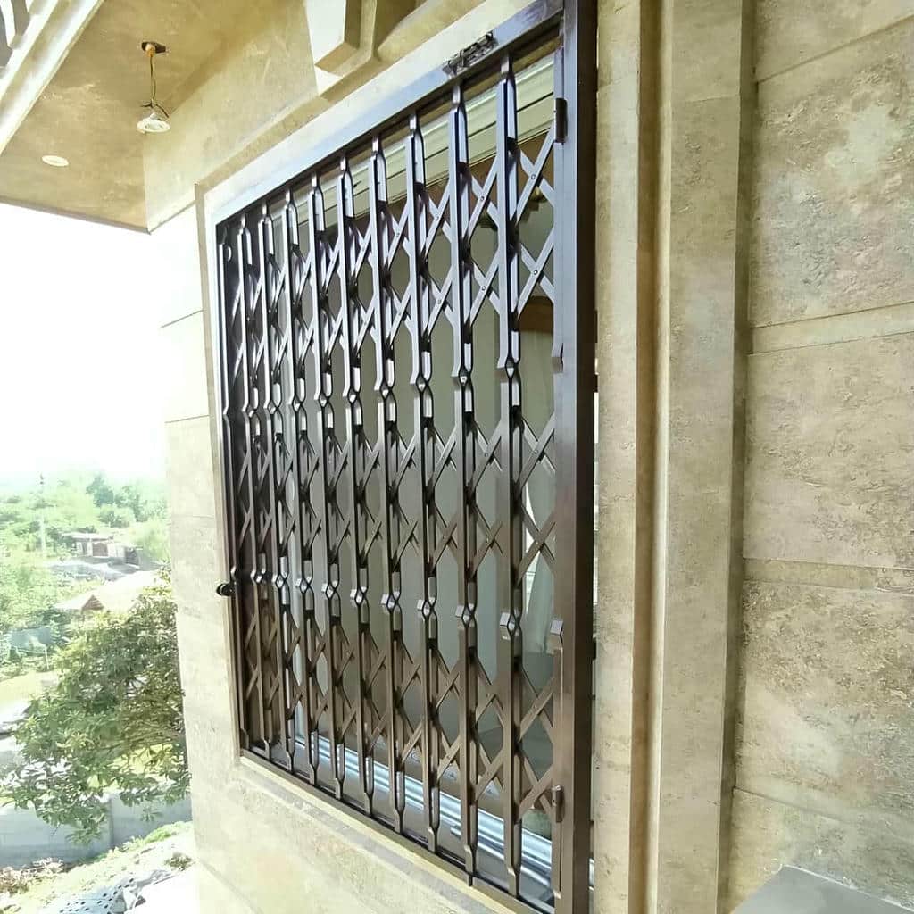 درب آکاردئونی در فیروزکوه