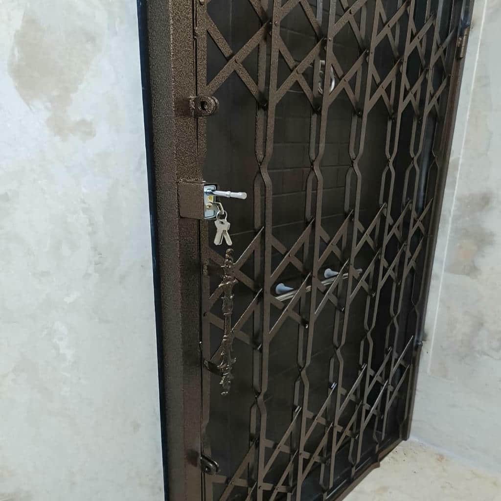 درب آکاردئونی در بندر لنگه