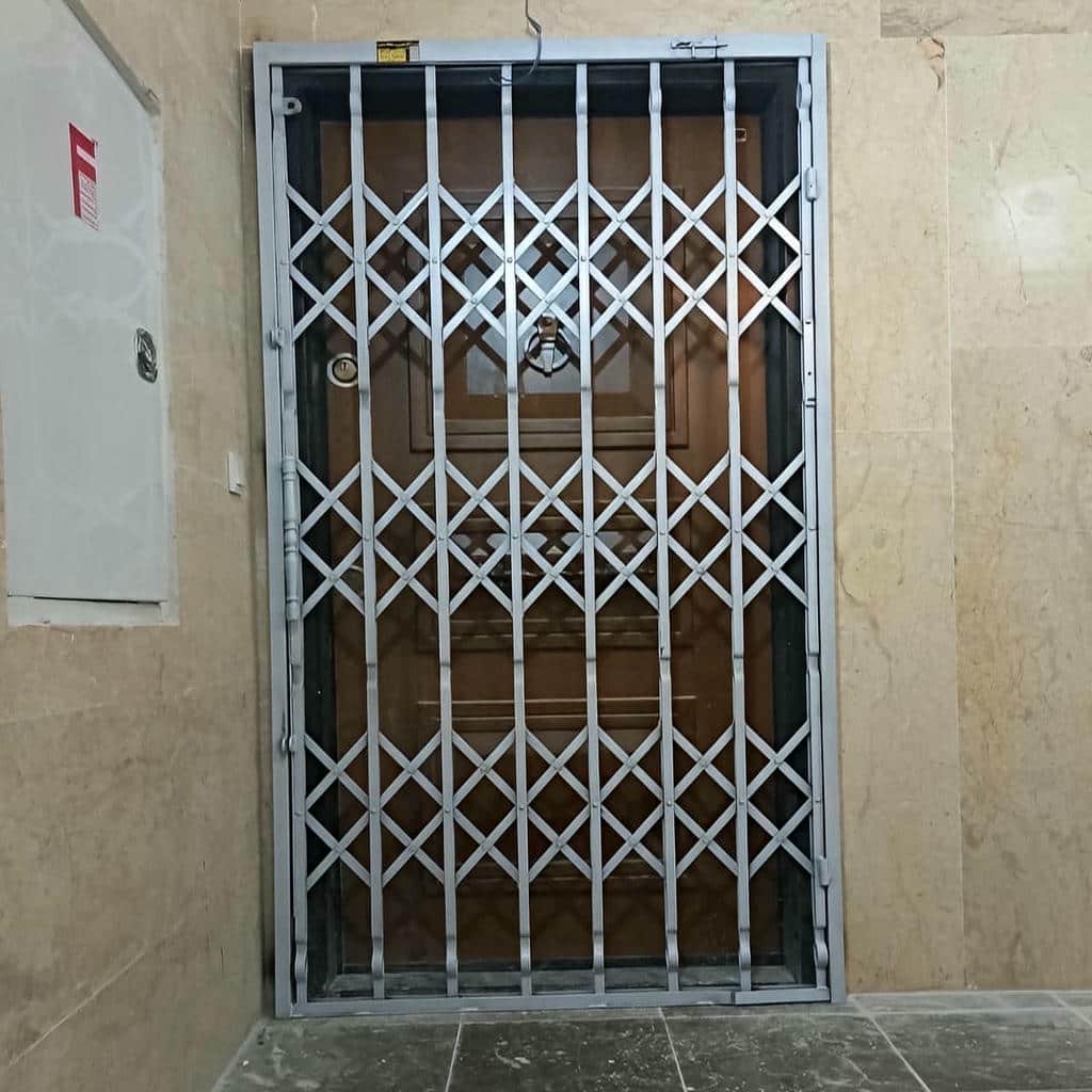 درب آکاردئونی در بندر انزلی