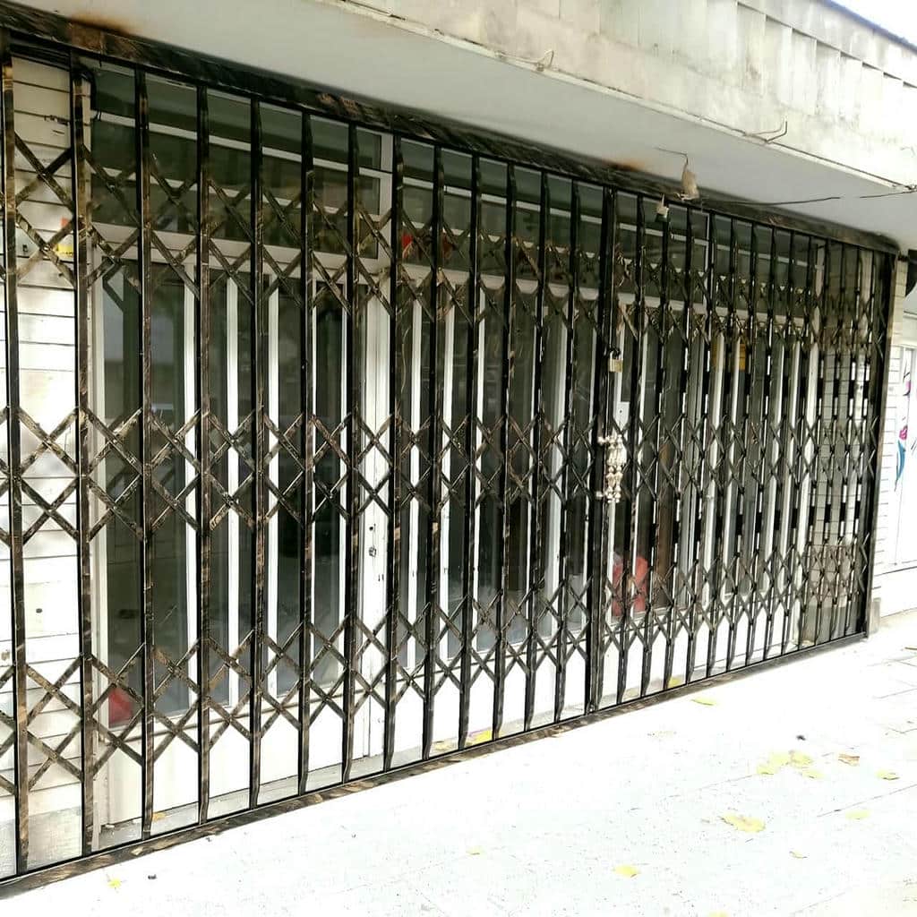 درب آکاردئونی در بندر لنگه