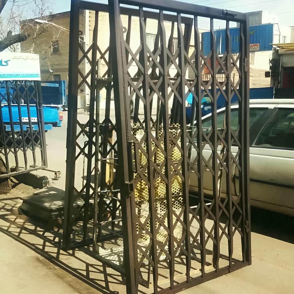 درب آکاردئونی در نوشهر