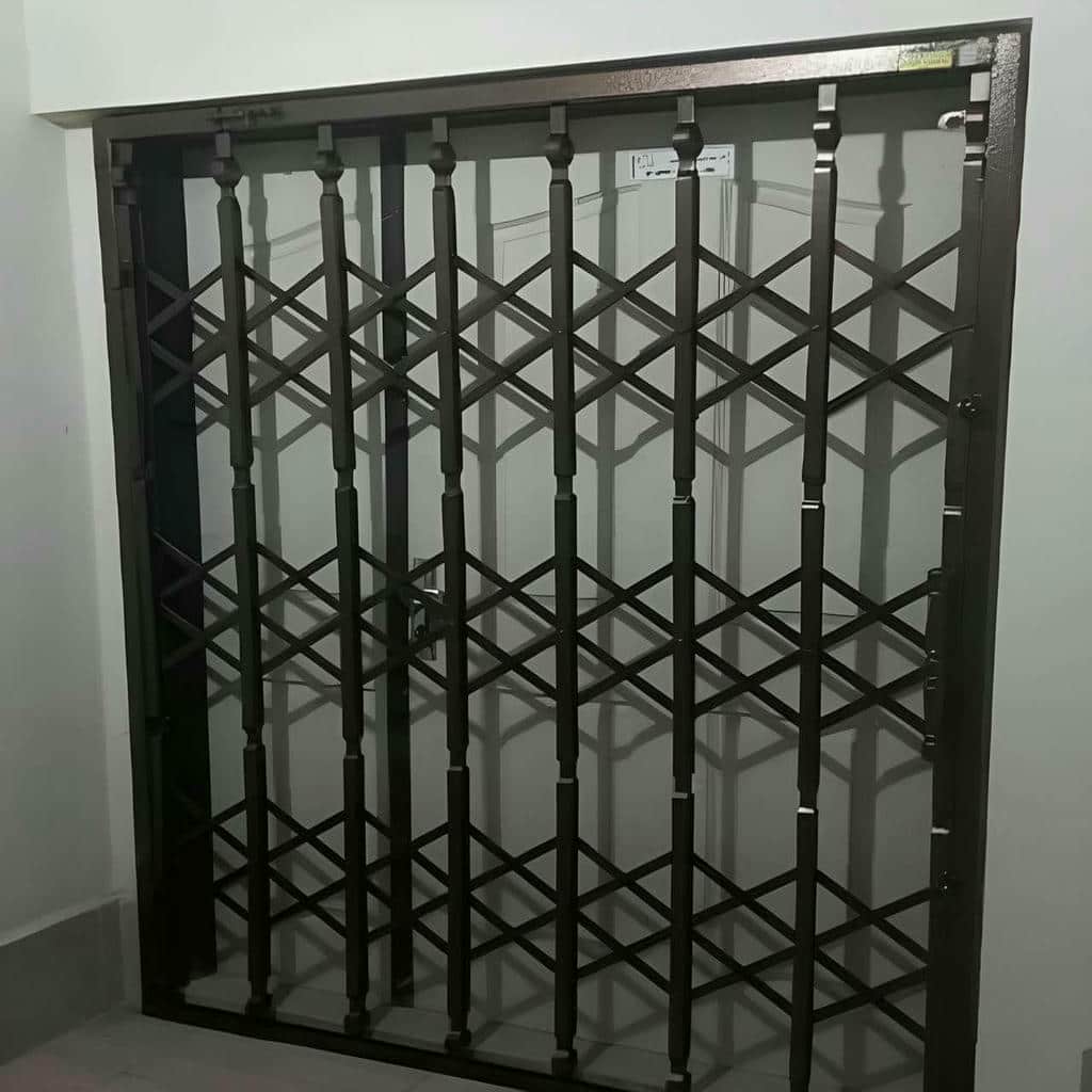 درب آکاردئونی در قائمشهر