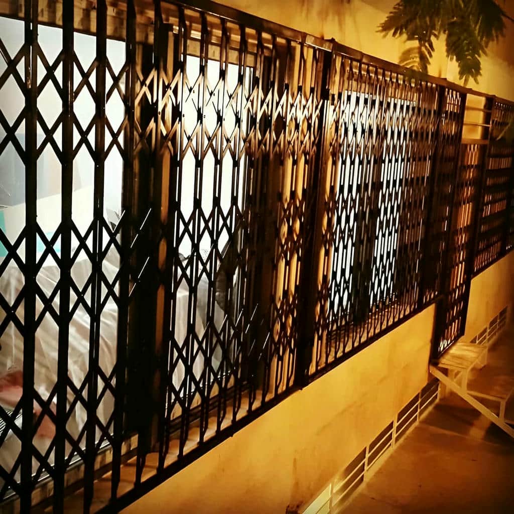 درب آکاردئونی در قائمشهر