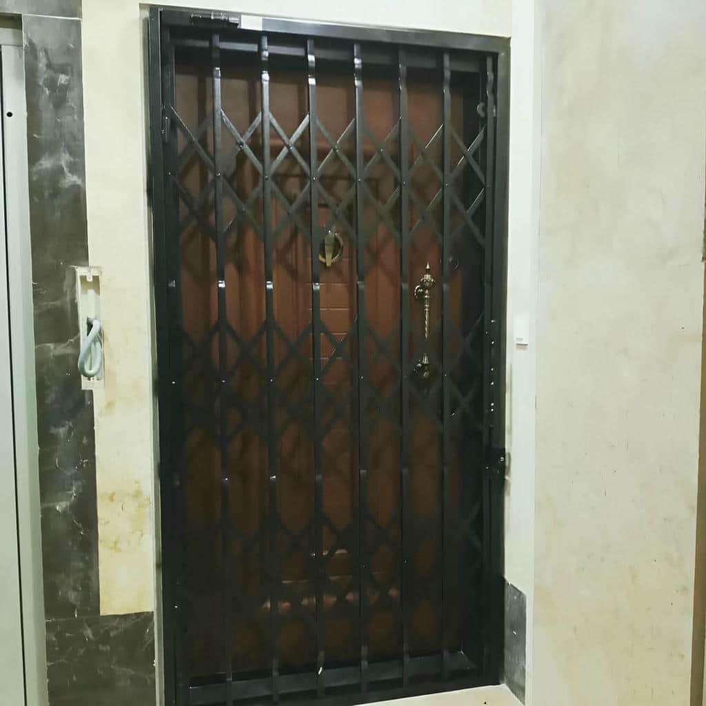درب آکاردئونی در سیرجان