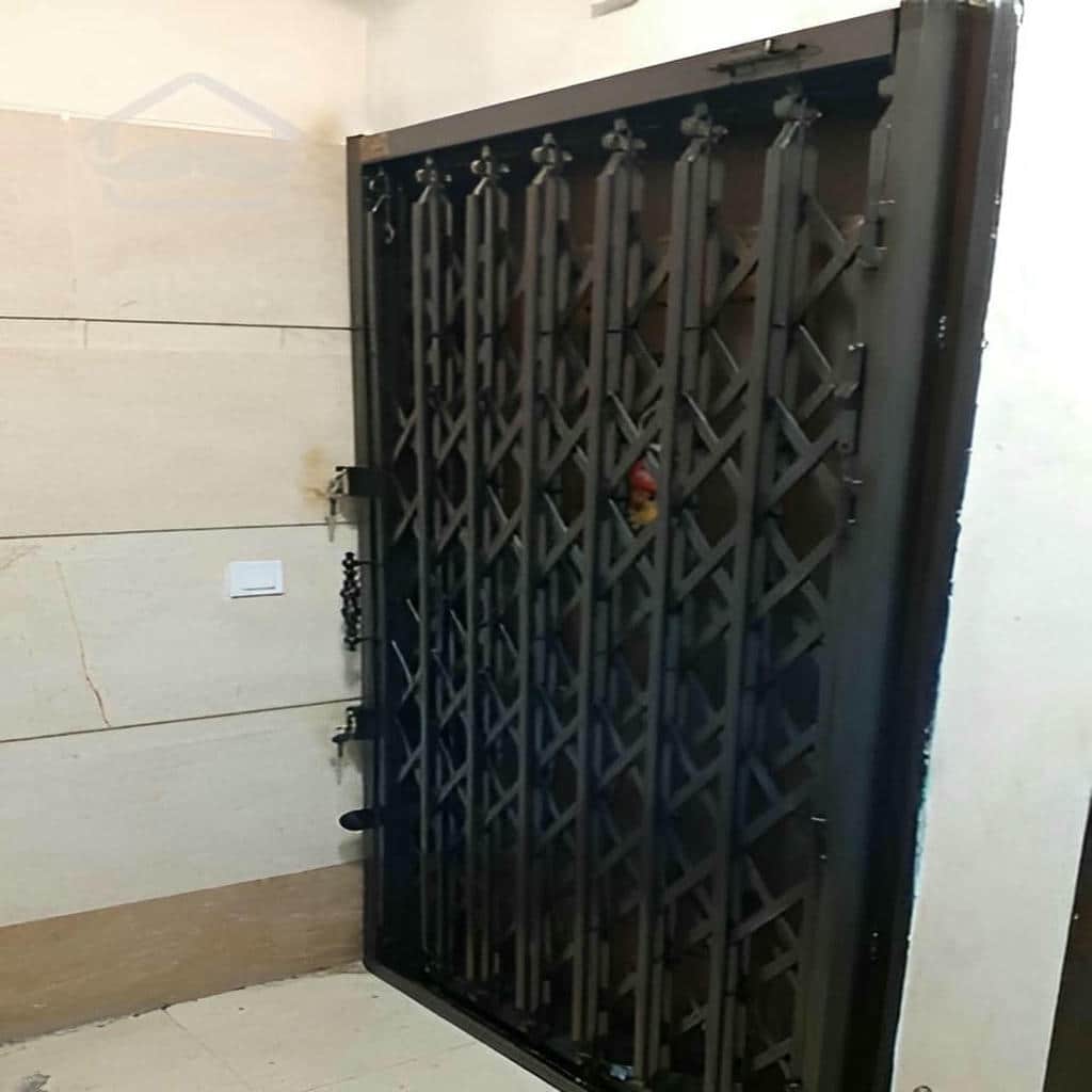 درب آکاردئونی در بندر لنگه