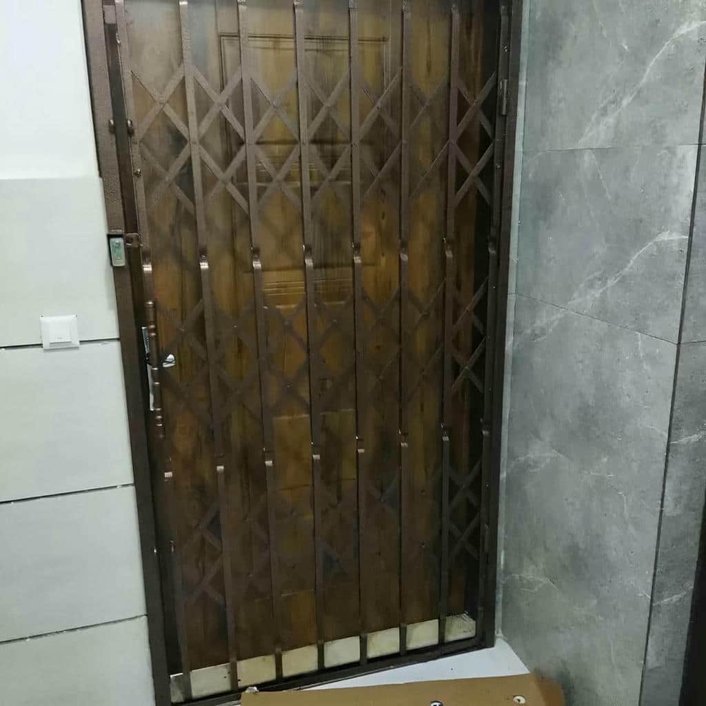 درب آکاردئونی در همدان