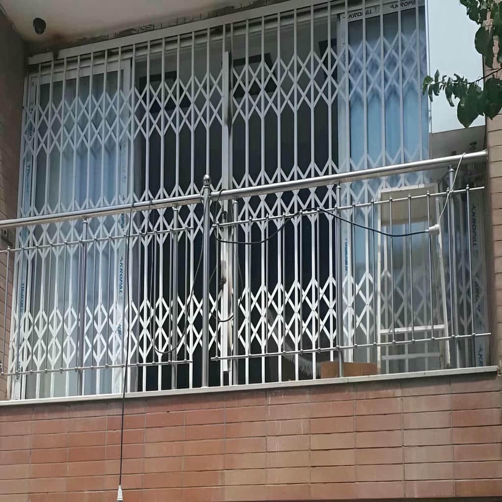 درب آکاردئونی در اردبیل