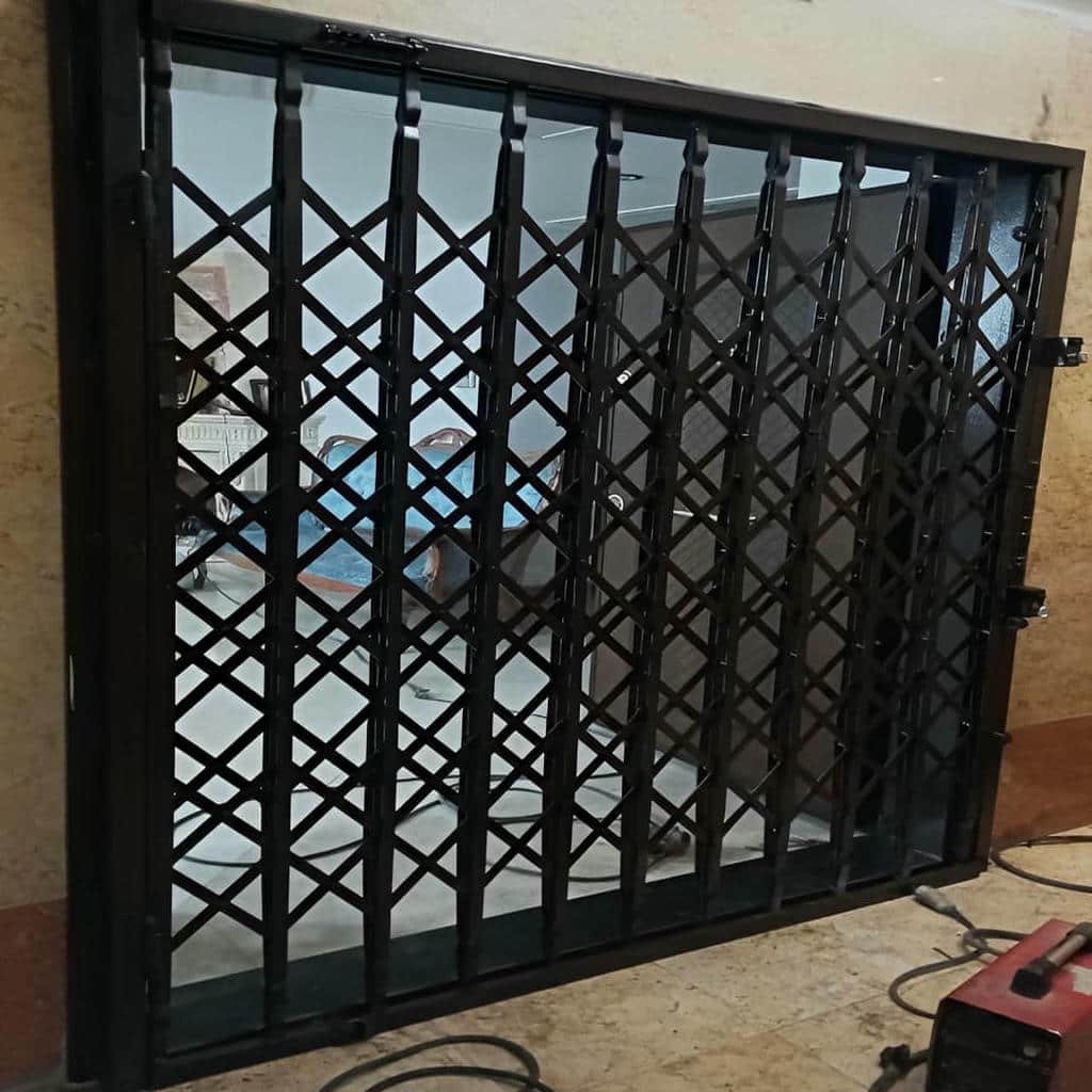 درب آکاردئونی در بندر لنگه