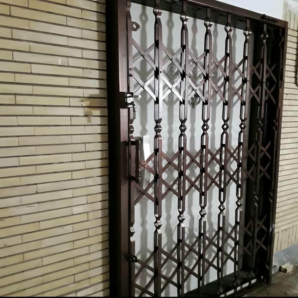 درب آکاردئونی در سیرجان