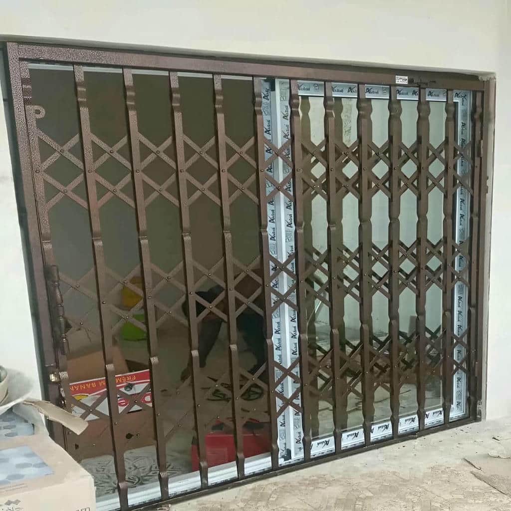 درب آکاردئونی در قزوین