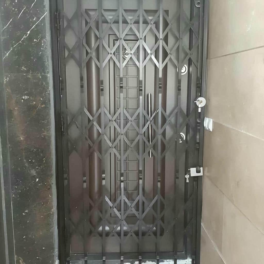 درب آکاردئونی در بندر بوشهر