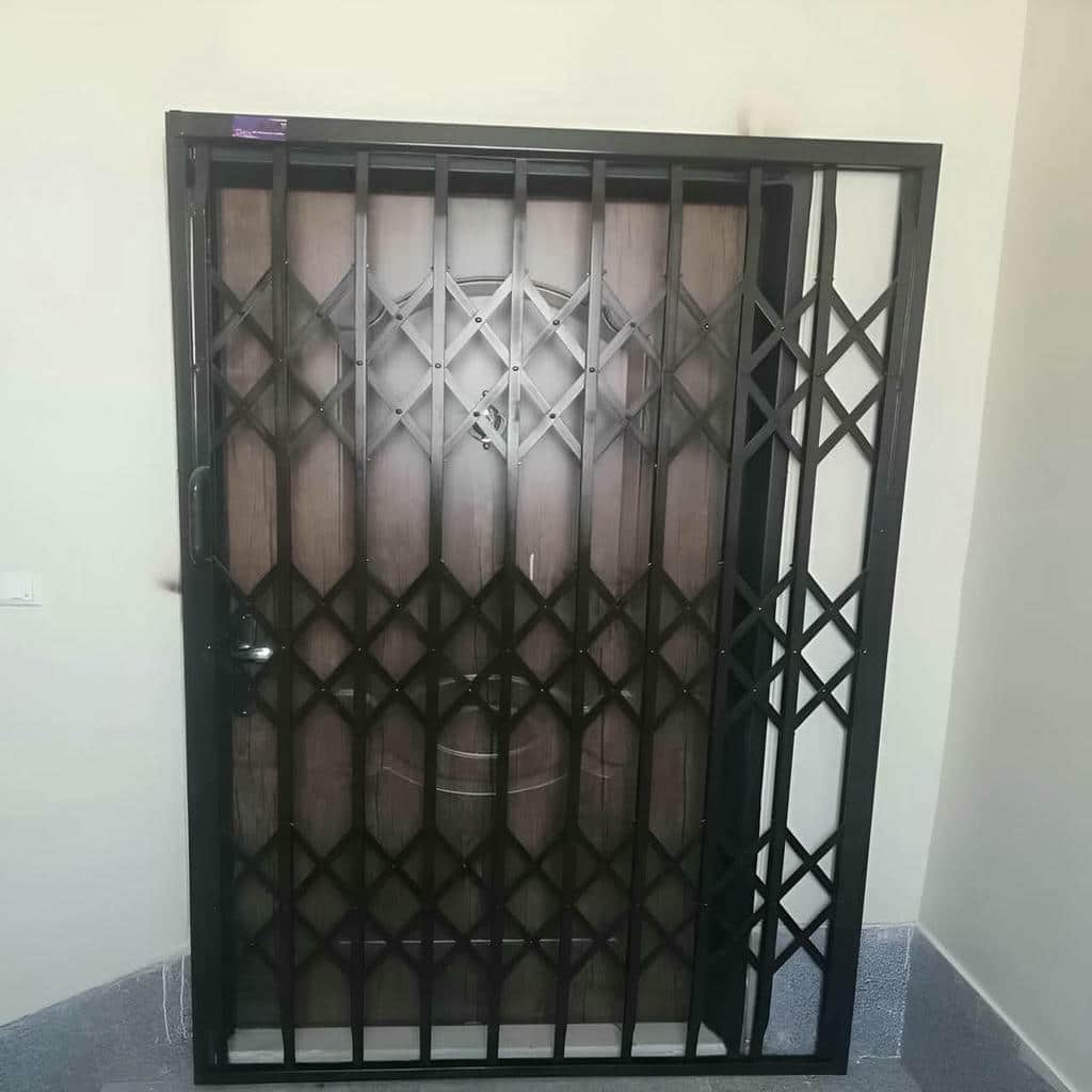 درب آکاردئونی در نیشابور