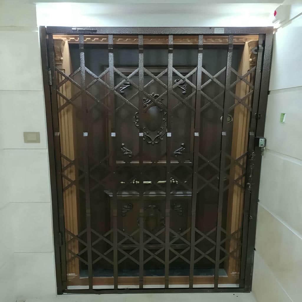 درب آکاردئونی در زاهدان