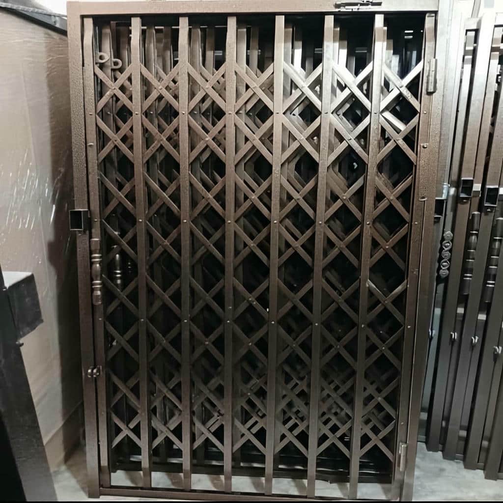 درب آکاردئونی در اردبیل