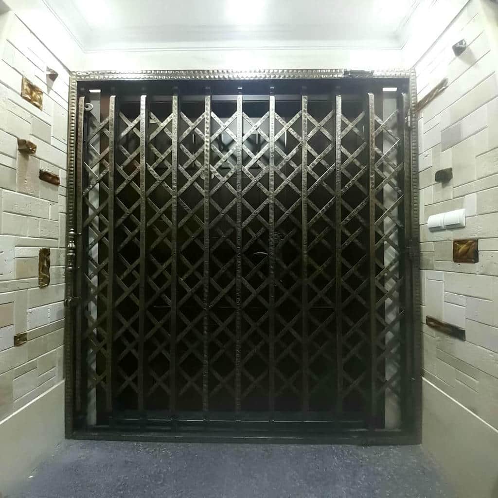 درب آکاردئونی در تبریز
