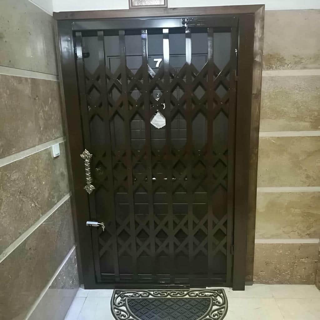 درب آکاردئونی در اردبیل