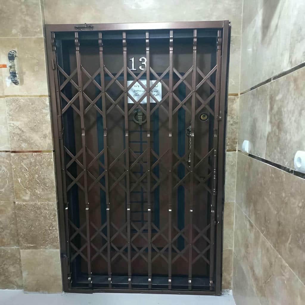 درب آکاردئونی در بندر انزلی