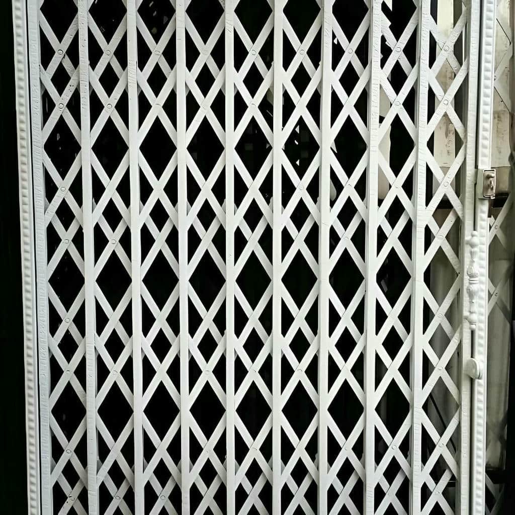 درب آکاردئونی در کرمانشاه