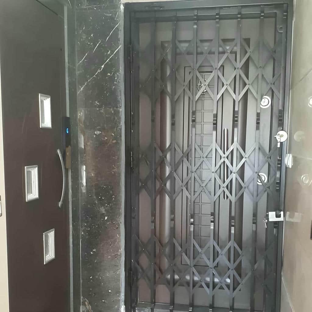 درب آکاردئونی در نیشابور