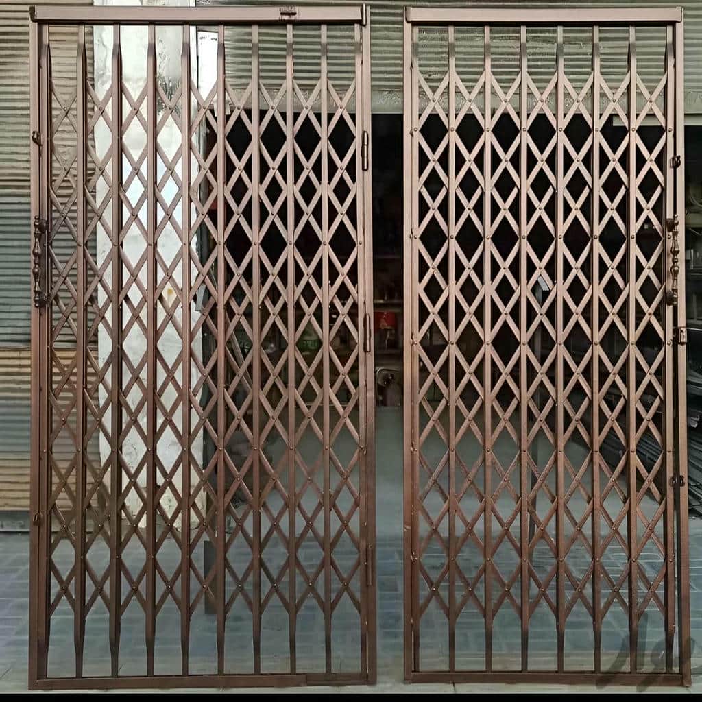 درب آکاردئونی در عظیمیه کرج