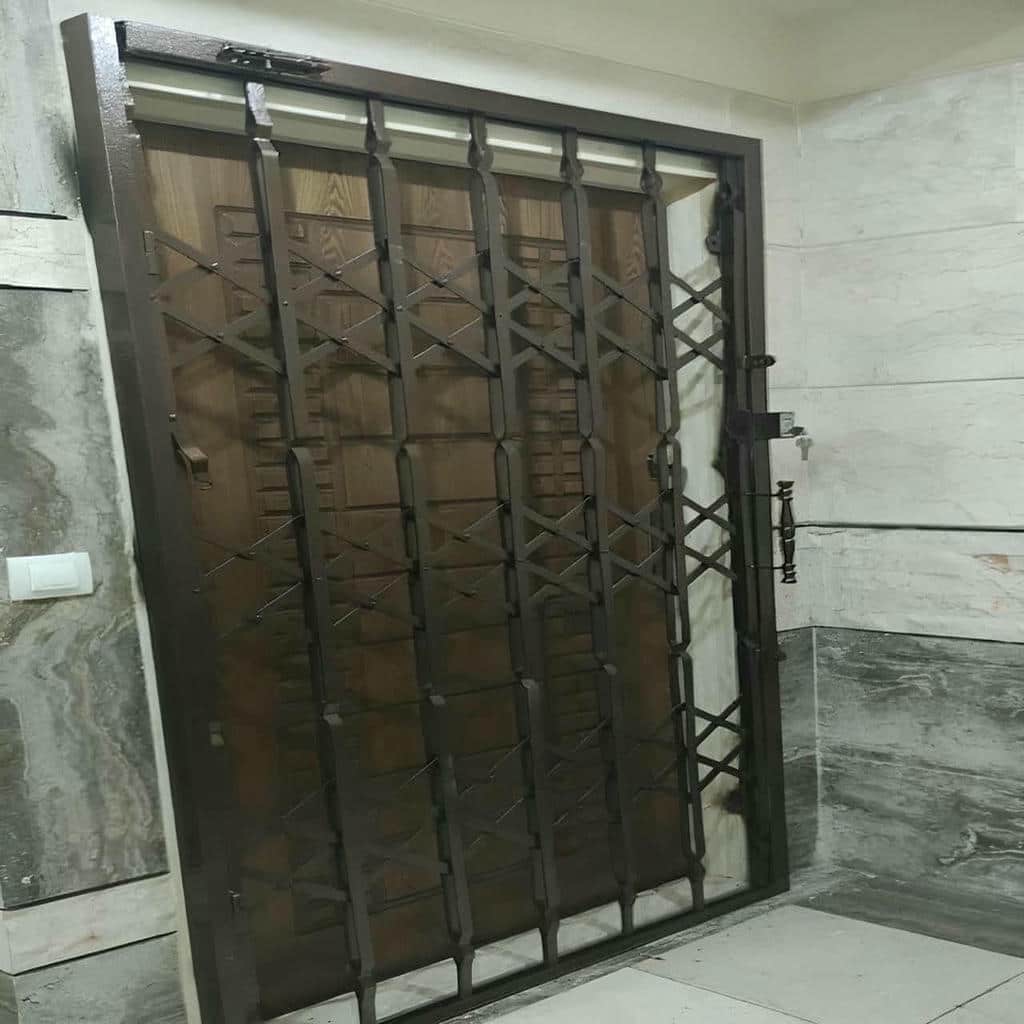 درب آکاردئونی در بندر بوشهر
