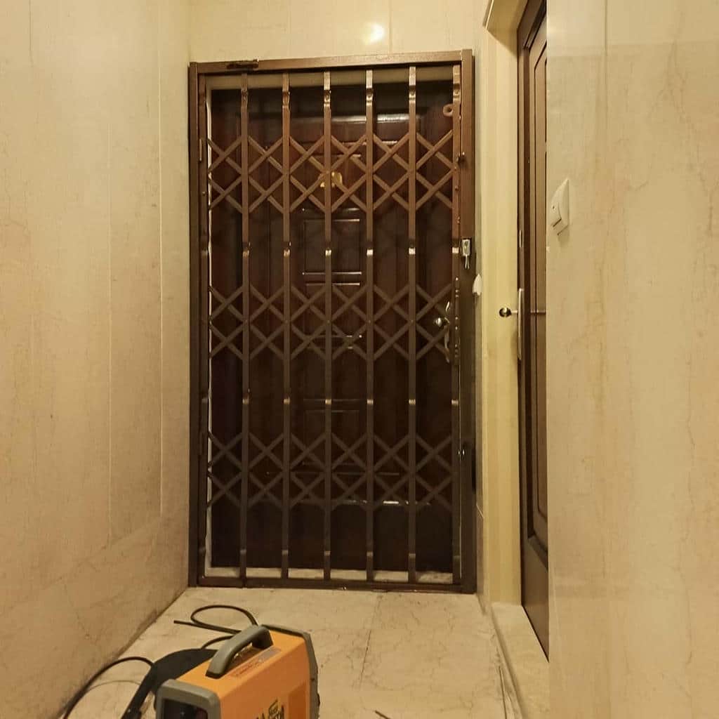 درب آکاردئونی در بیرجند