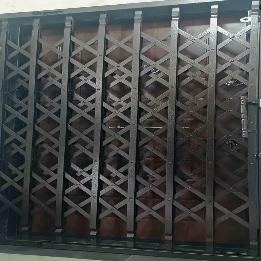 درب آکاردئونی در نیشابور