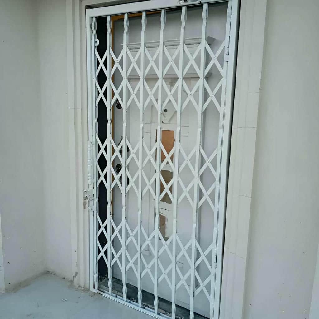 درب آکاردئونی در نیشابور