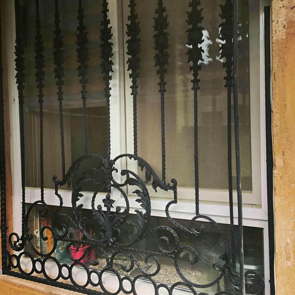 حفاظ پنجره در لواسان