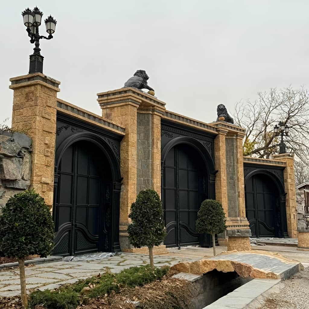 درب حیاط در سقز