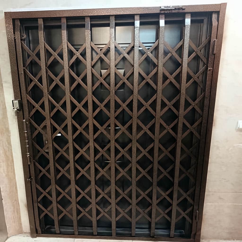 نصب درب آکاردئونی ضد سرقت برای ورودی آپارتمان
