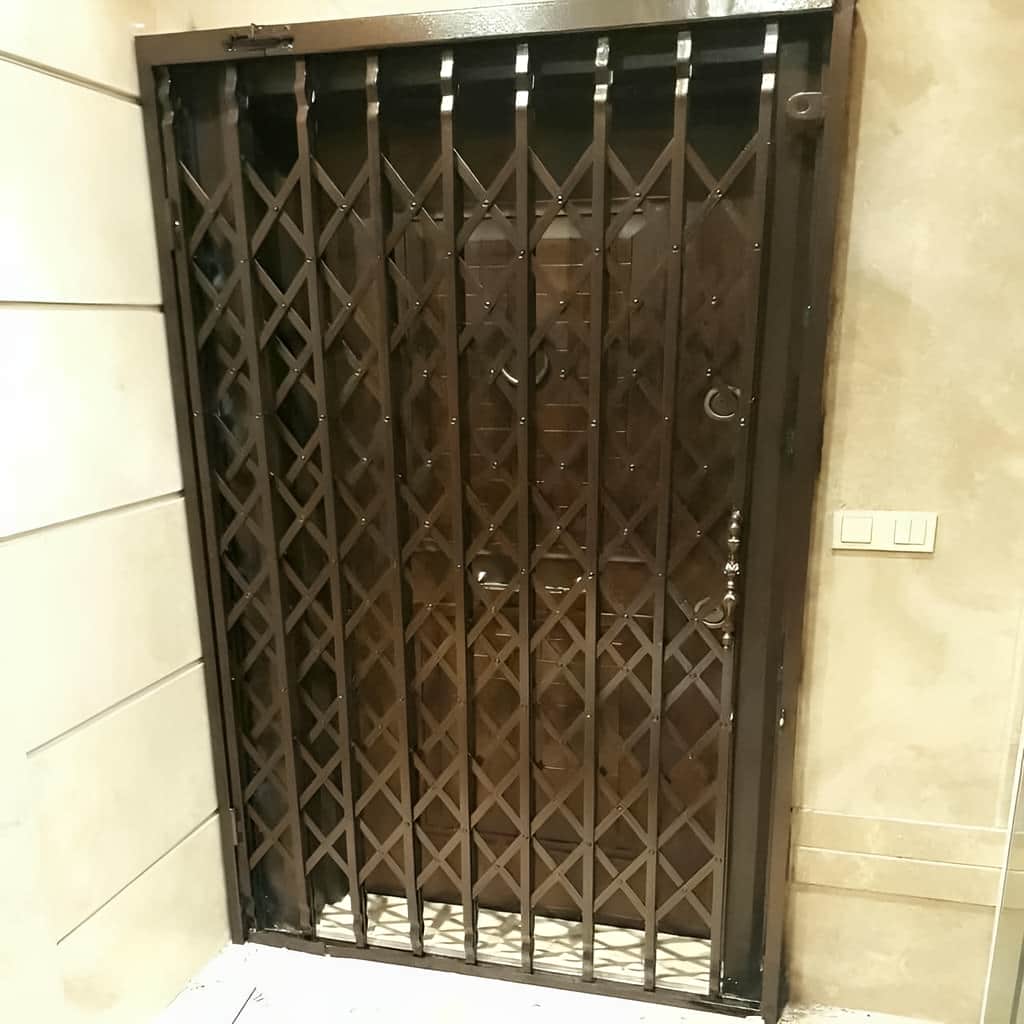 محافظ درب آپارتمان با آهن مقاوم بدنه