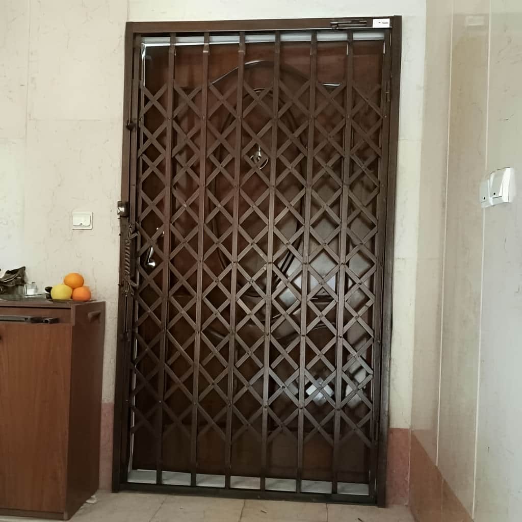 نصب درب آکاردئونی طلایی با ریل روان