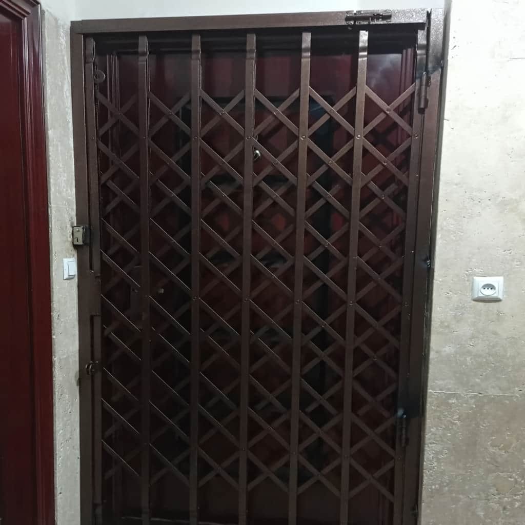 نصب درب آکاردئونی مشکی با ریل روان