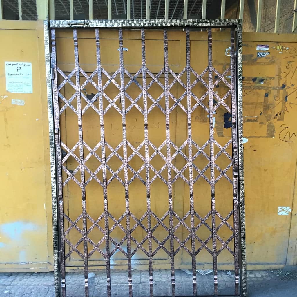نصب حفاظ درب ضد سرقت با ریل روان