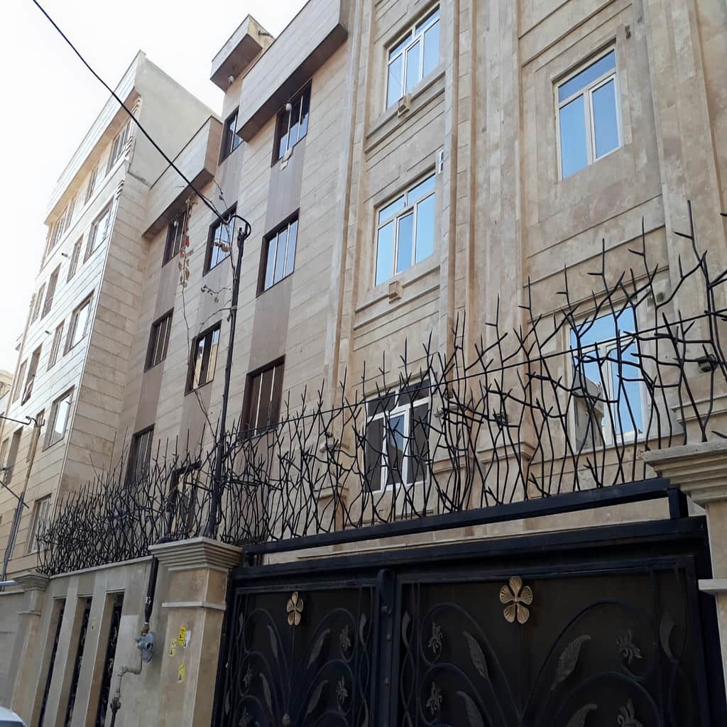 نصب حفاظ روی دیوار باغ برای محوطه