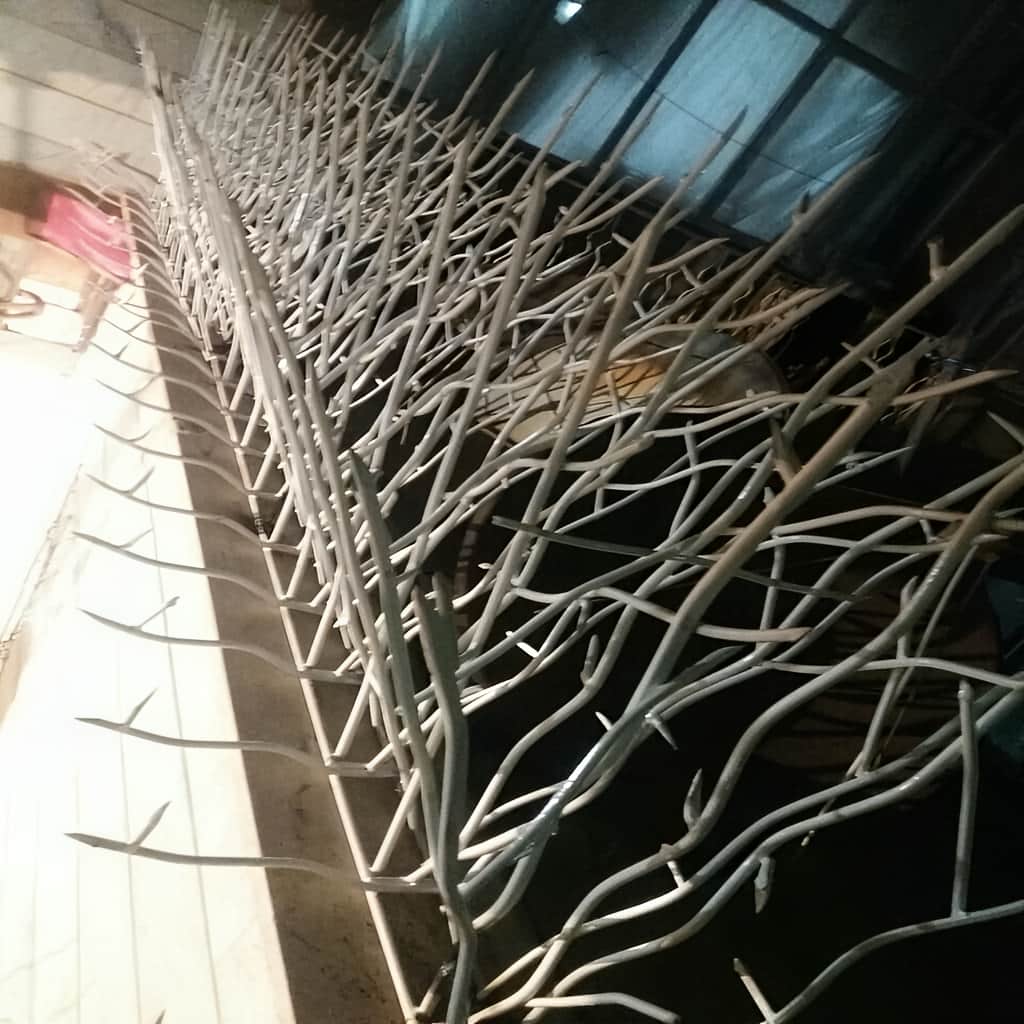 نصب حفاظ دیوار ضد سرقت روی دیوار ساختمان