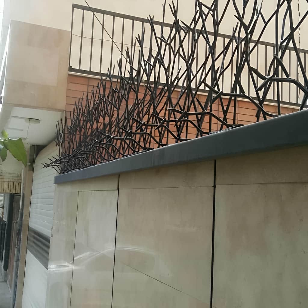 نصب حفاظ شاخ گوزنی پرتراکم روی دیوار ساختمان