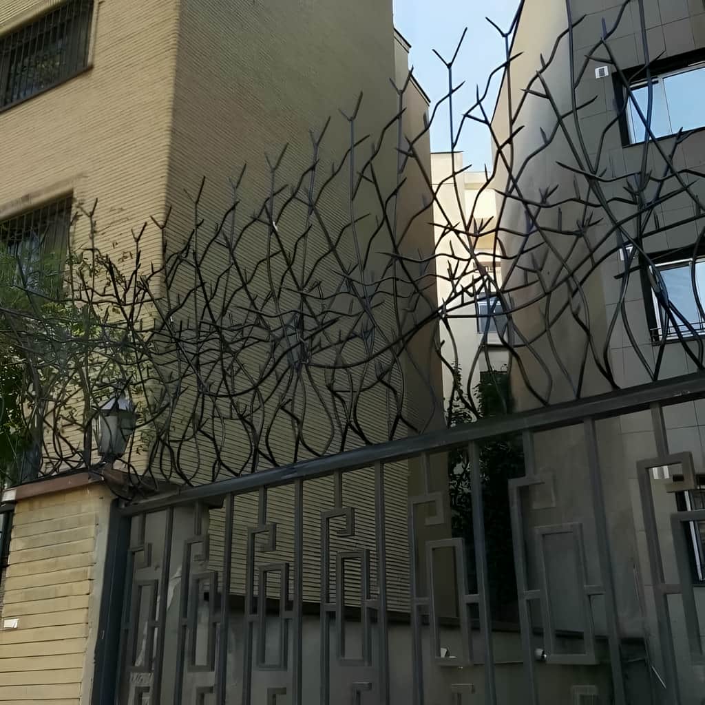 حفاظ روی دیوار با جوشکاری دقیق پایه