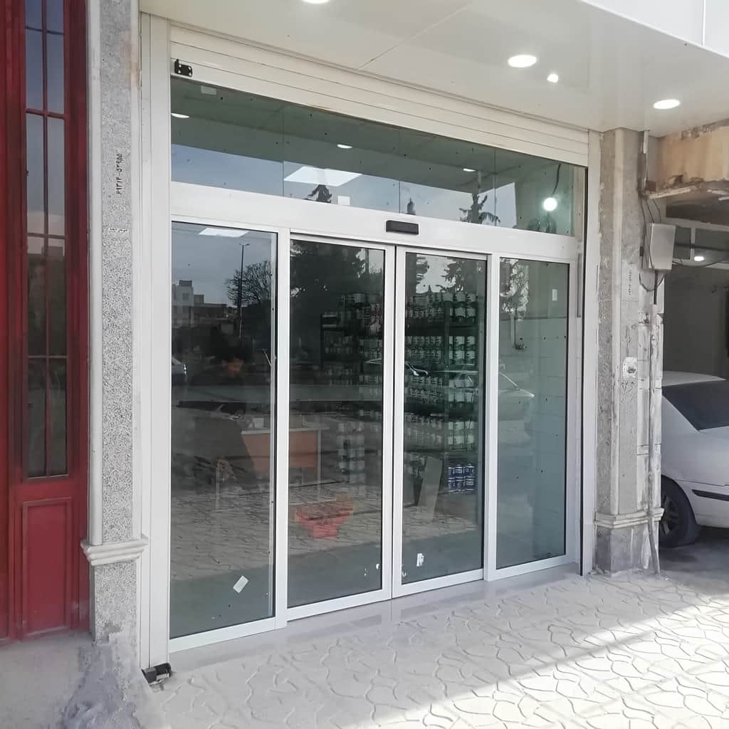 درب اتوماتیک شیشه ای فروشگاهی با فریم مشکی مدرن