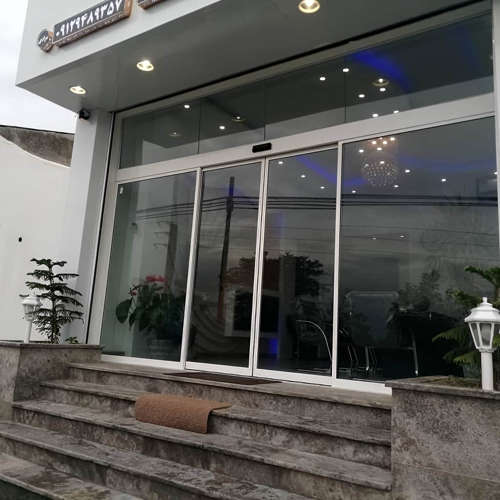 درب شیشه ای اتوماتیک اداری با طراحی ورودی پرتردد