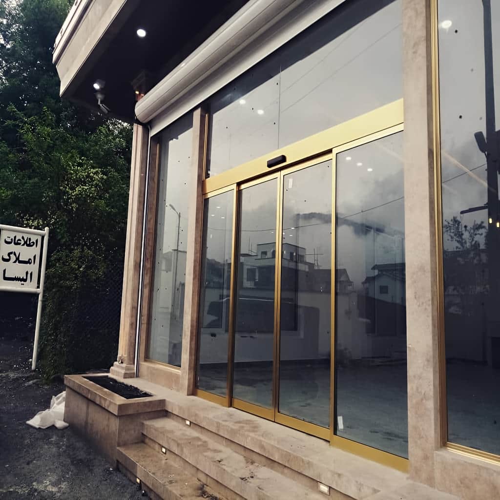 درب اتوماتیک شیشه ای پرتردد با شیشه سکوریت شفاف