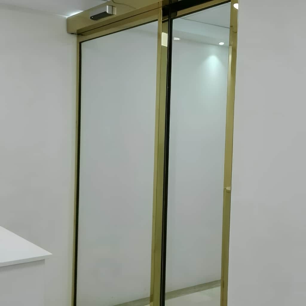 درب شیشه ای اتوماتیک اداری با یراق حرکتی مقاوم