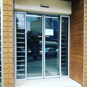 درب شیشه ای سکوریت اتوماتیک با فریم آلومینیومی ظریف
