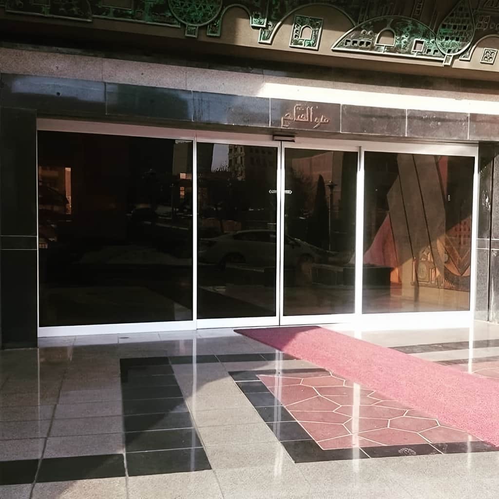 درب شیشه ای اتوماتیک کشویی با کاور استیل ورودی
