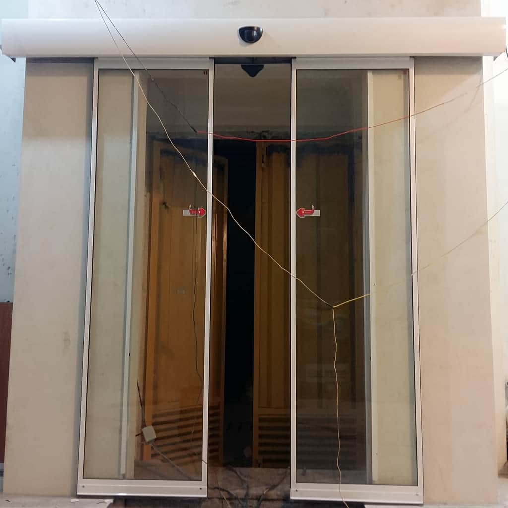 درب شیشه ای اتوماتیک کشویی با فریم مشکی مدرن
